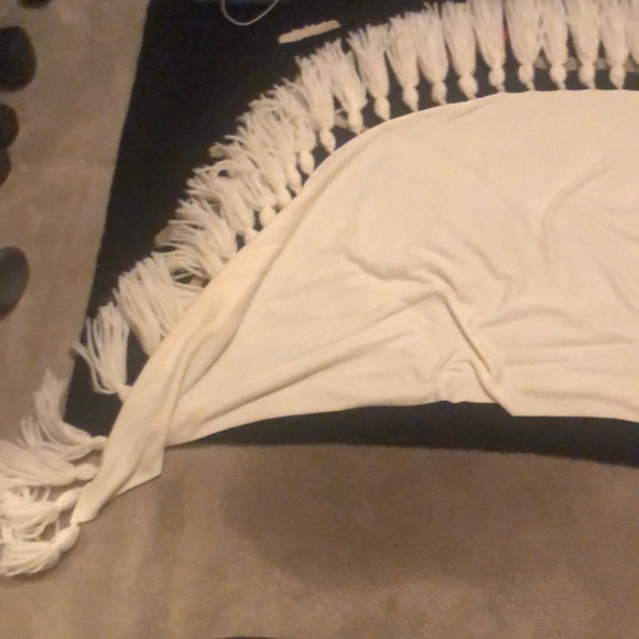 Beautiful vintage shawl with giant tassels. - Picture 8 of 8